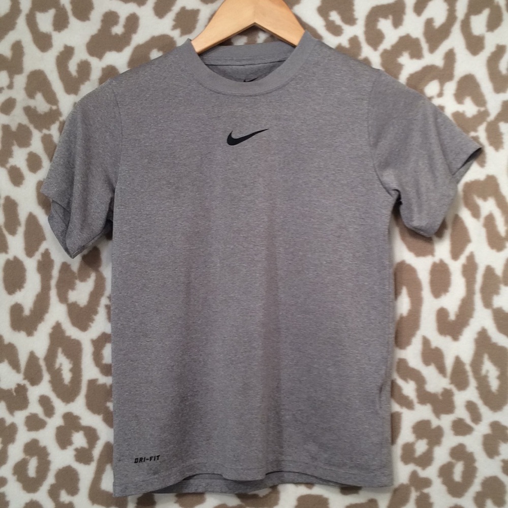 Nike DRI FIT boys size S Grey s/s shirt (548) - Picture 1 of 3
